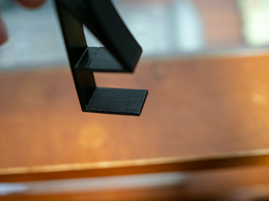 CraftsmanのつくるShokz OpenRun用スタンド/棚板(デスク)固定タイプ