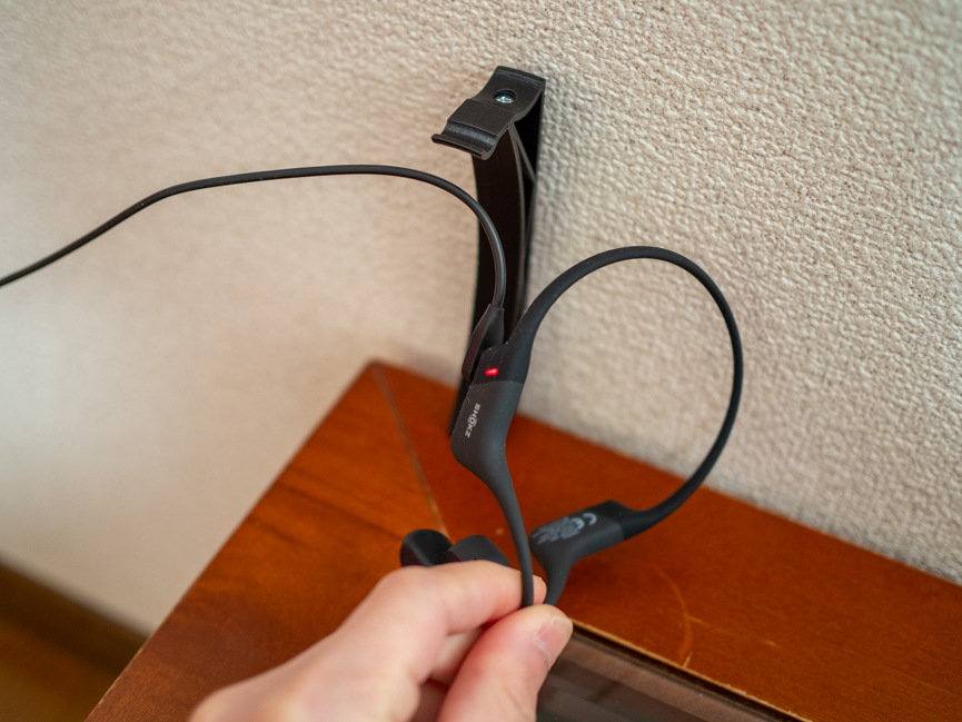 CraftsmanのつくるShokz OpenRun用スタンド/棚板(デスク)固定タイプ