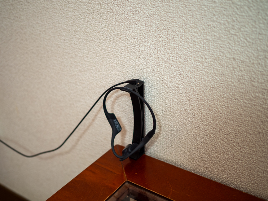 CraftsmanのつくるShokz OpenRun用スタンド/棚板(デスク)固定タイプ